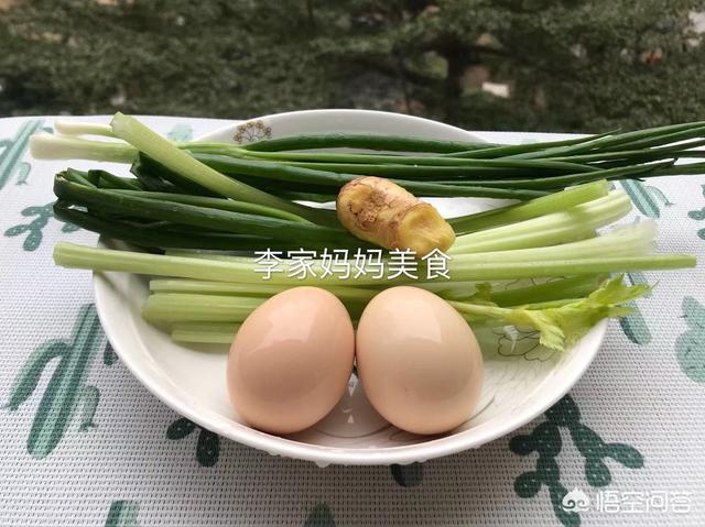 鸡蛋另类做法鲜香味美孩子爱吃，如何做出味美鲜亮的虾仁炒鸡蛋