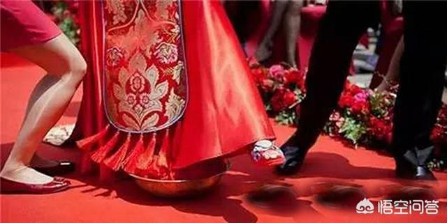 湖南鬼结婚:在农村仍有不少地方结婚时要跨“火盆”，是什么意思你怎么看