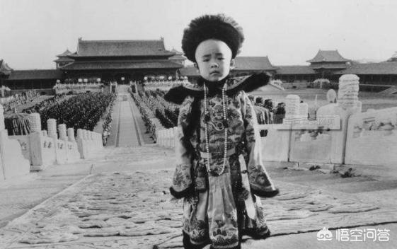 满清末代皇帝“宣统”登基后依旧喝奶,为何要脱掉衣服跪着让他吃？何解？