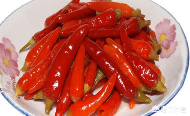 酸辣椒怎么腌制，请教一下大家，泡酸辣椒的时候要把辣椒尖剪掉吗？怎么做好吃？