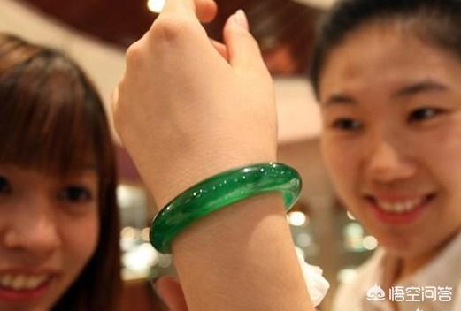 标价2万翡翠手镯一般值多少,两万块钱买翡翠手镯还是买金条好呢？