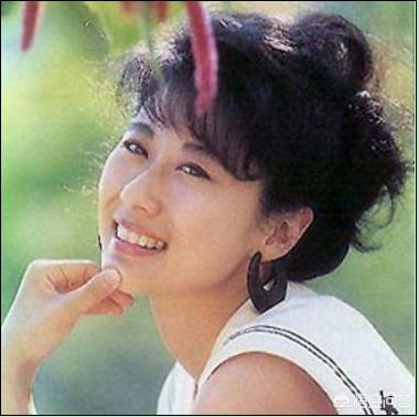 巫启贤老婆:你知道历届歌王歌后是谁吗？怎么样？