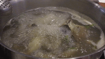 风来客牛肉味营养骨:面馆里的面汤是用添加剂勾兑的吗？用的什么？