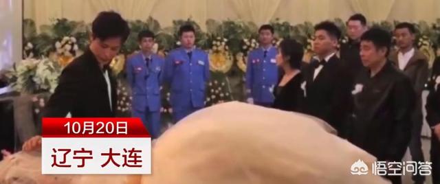 你怎么看待辽宁大连小伙在妻子患癌去世后，守灵七天，办完婚礼又办葬礼一事？