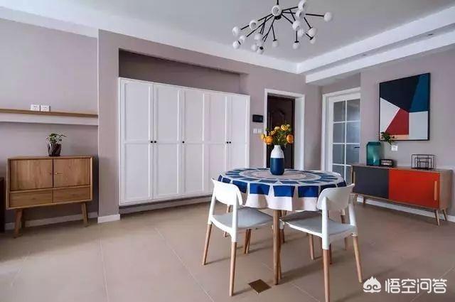 开门直接是餐厅和客厅,入户门在餐厅和客厅中间怎么设计？