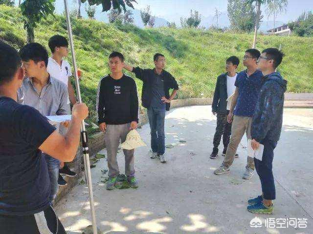 考过二级建造师了，还考施工员么？请问这个证在哪报名？