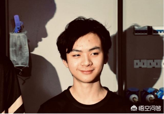 被Faker当做外挂举报,被网友视为Uzi接班人,两年后19岁的他却即将面临退役,怎么评价？