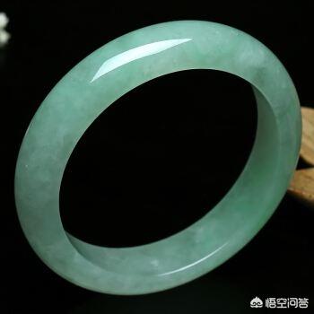 为什么翡翠手镯细条不值钱,豆种带晴底的翡翠手镯值不值钱？