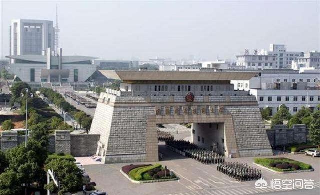 国防科技大学和中国人民公安大学相比,哪个学校的毕业生前途更好？