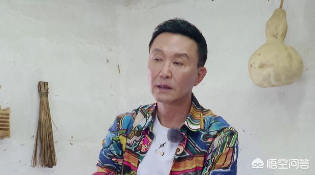 岳秀清:岳秀清与儿子亲吻引争议，二十出头还如此亲密，达康书记酸了吗？