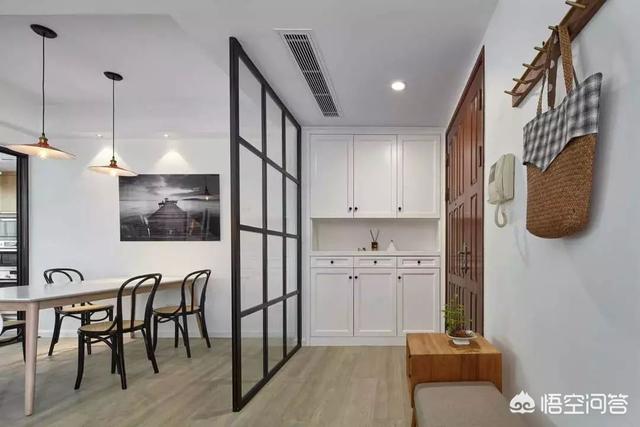 开门直接是餐厅和客厅,入户门在餐厅和客厅中间怎么设计？