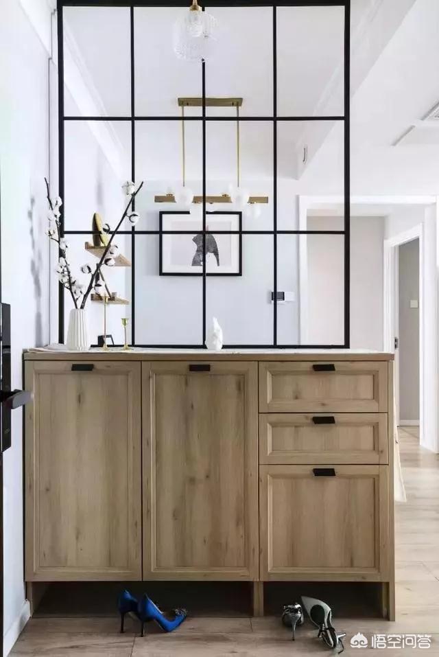 开门直接是餐厅和客厅,入户门在餐厅和客厅中间怎么设计？