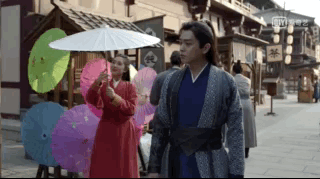 李沁挽张若昀:关晓彤在王牌里对花花是否比较冷淡