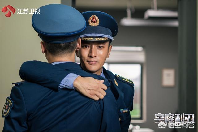 黄晓萌:《陆战之王》、《空降利刃》你觉得哪个更贴近部队生活为什么