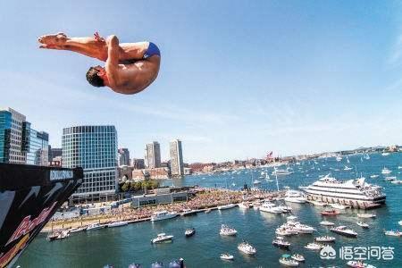 人类从一万米高空自由落体到大海里会怎样？