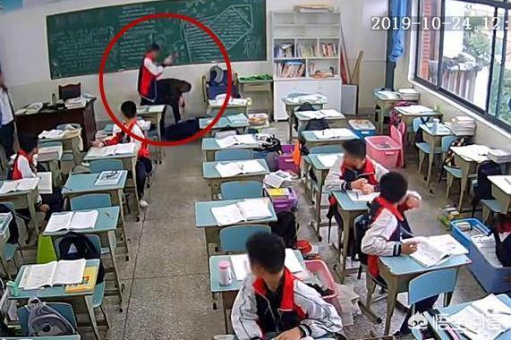 眉山被学生用砖砸头老师仍深度昏迷,未脱离危险期,亲属：打人学生家属至今未现身,也没有表达歉意, 你怎么看？