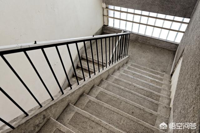 电梯灵异事件按几层:小区电梯刷卡只能到指定楼层，这违反法律法规吗？