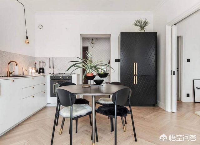 开门直接是餐厅和客厅,入户门在餐厅和客厅中间怎么设计？