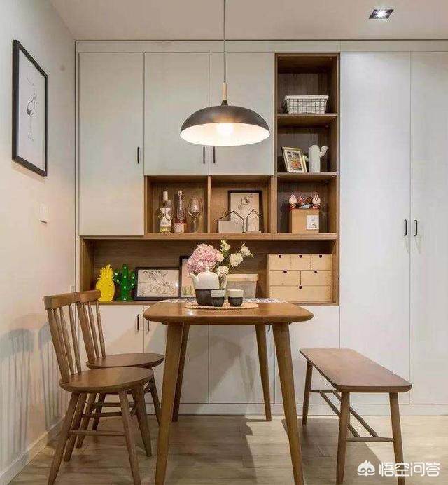 开门直接是餐厅和客厅,入户门在餐厅和客厅中间怎么设计？