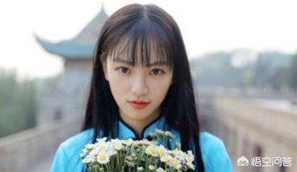 武大校花黄灿灿:还记得昔日的武大校花樱花女神黄灿灿吗，现在发展怎么样？