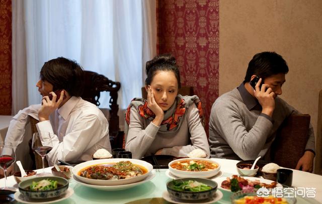 老板请客大家都不点菜1个女同事点了份龙虾结果没几天被辞退你怎么看