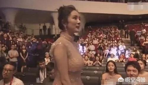 杨幂机场穿搭:哪个明星的穿搭很少女感又比较出色