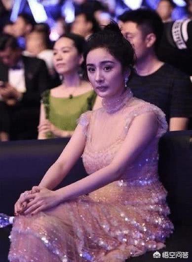 杨幂机场穿搭:哪个明星的穿搭很少女感又比较出色