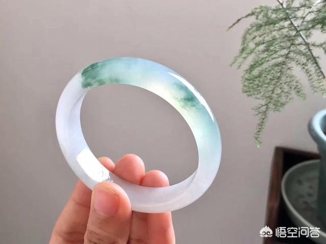 什么玉手镯不容易碎,玉戴手上会断吗？为什么？