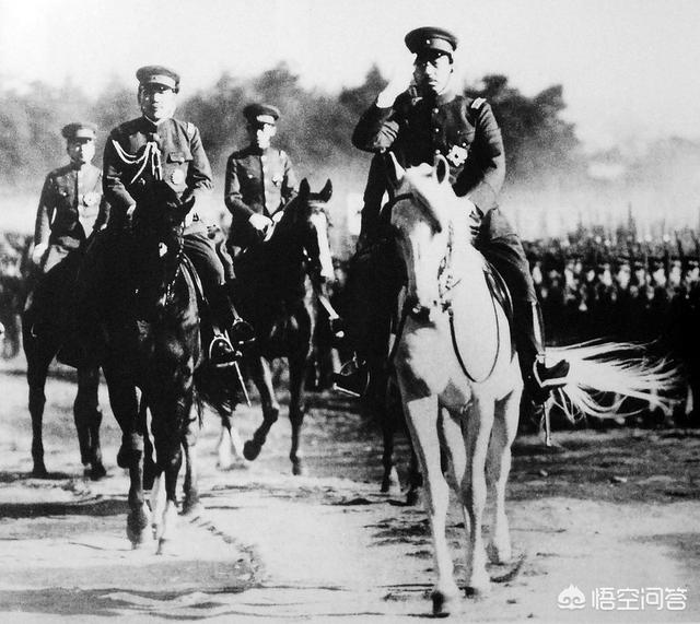 日本裕仁天皇的军衔是大元帅,他应该是头等战犯,可为什么逃过了审判？