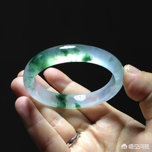 翡翠手镯适合什么样的人带,贵妃手镯翡翠适合什么样的人戴？