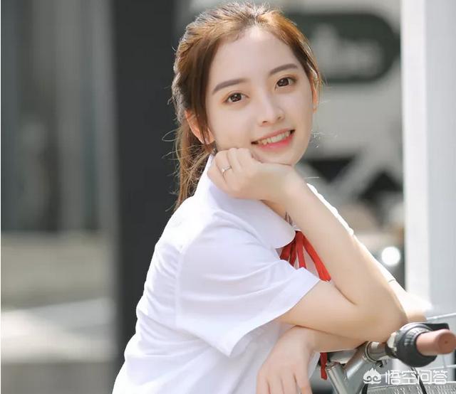 第一次和女生见面要注意哪些肢体语言？