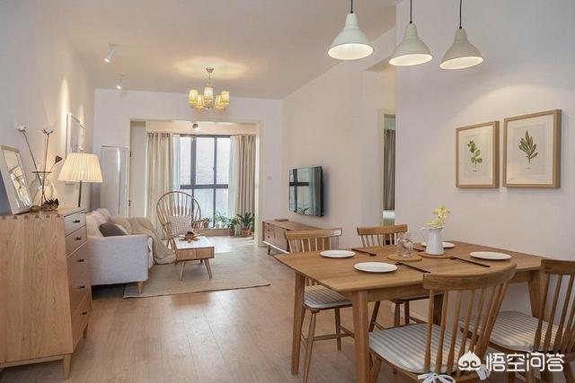 开门直接是餐厅和客厅,入户门在餐厅和客厅中间怎么设计？