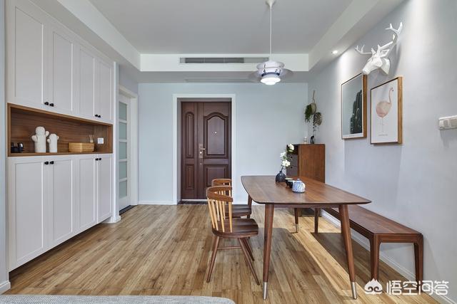 开门直接是餐厅和客厅,入户门在餐厅和客厅中间怎么设计？