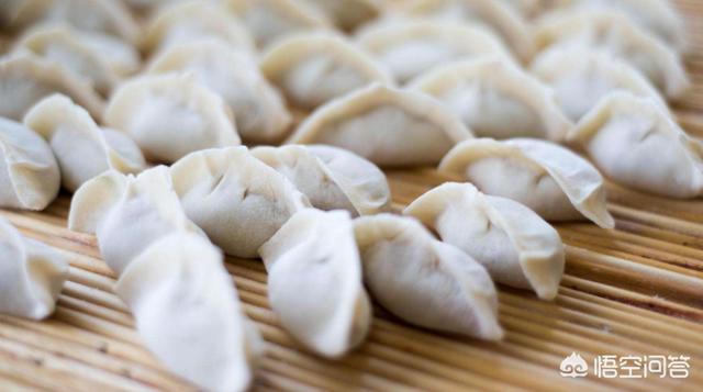 白萝卜丝用做饺子馅时,是直接焯一下还是用盐渍出水分,哪种方式较好？