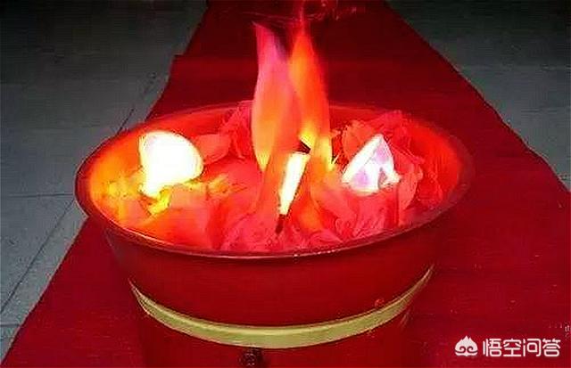 湖南鬼结婚:在农村仍有不少地方结婚时要跨“火盆”，是什么意思你怎么看