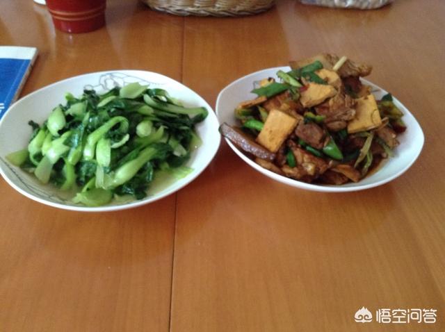 蹭来蹭去是什么意思联系生活实际:在宿舍做饭吃，老有一个室友每次都要过来蹭吃蹭喝该怎么办？