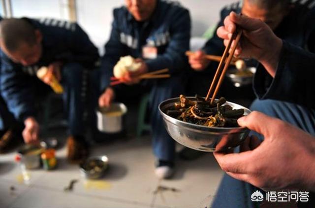 俄罪犯用勺子挖隧道越狱:《肖申克的救赎》中，安迪逃跑后没人查他吗对此你怎么看