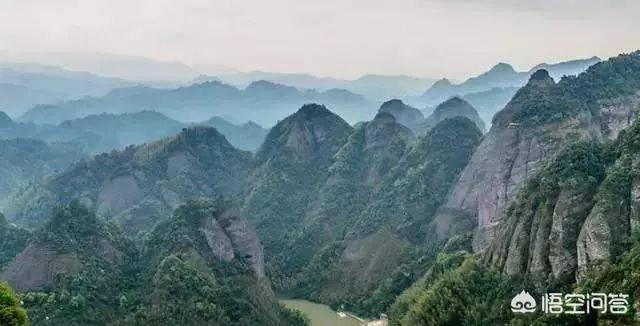 《望天门山》这首诗歌写了怎样的故事？