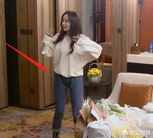 杨幂机场穿搭:哪个明星的穿搭很少女感又比较出色