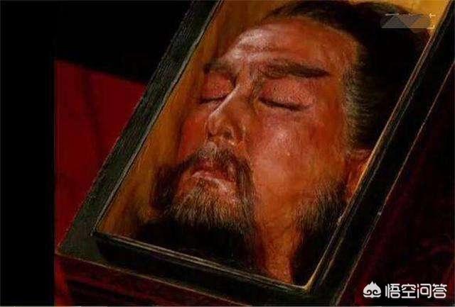 三国演义里死了的关羽突然睁开眼睛曹操砍的树流血是不是迷信