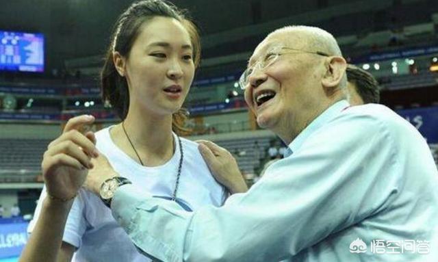 魏纪中庆祝女排夺冠，但却只字不提郎平，并重点感谢幕后人员，你怎么看魏纪中的态度？