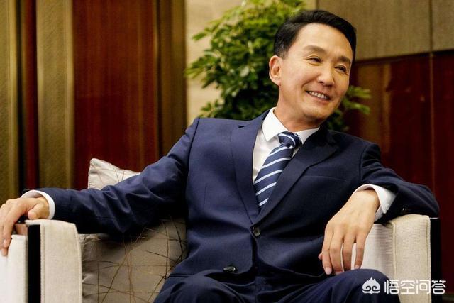 岳秀清:岳秀清与儿子亲吻引争议，二十出头还如此亲密，达康书记酸了吗？