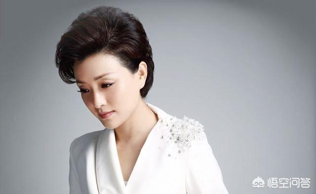 董卿结婚:董卿和老公同框引发热议，她在娱乐圈的影响力有多大？