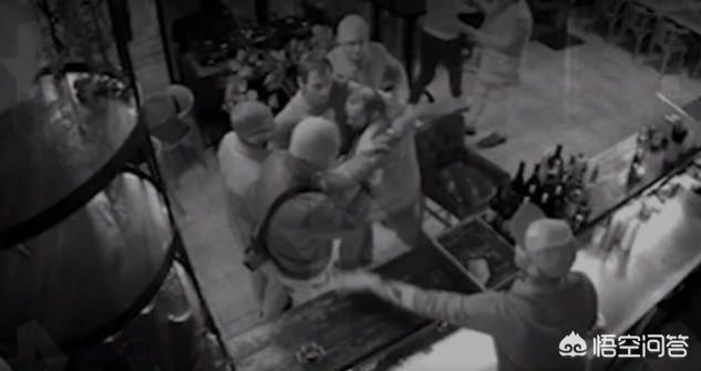 打翻红酒的视频，俄特种兵军官在莫斯科酒吧遭毒打，什么人这么大胆普京会怎么处理