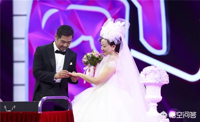 张国立和邓婕:张国立邓婕重温婚礼场面。年轻的时候邓婕美么？