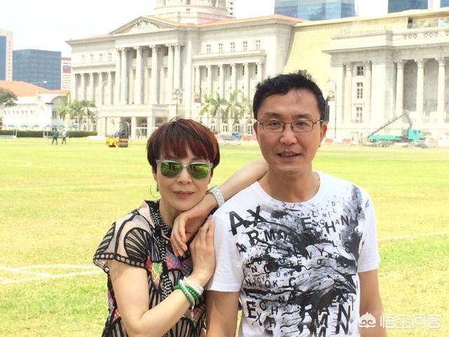 岳秀清:岳秀清与儿子亲吻引争议，二十出头还如此亲密，达康书记酸了吗？
