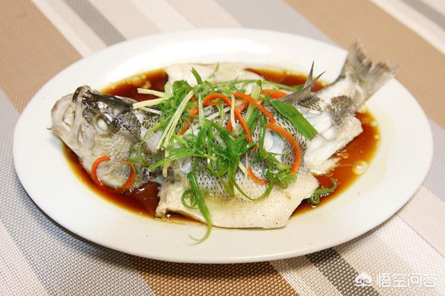 饭店的清蒸鲈鱼为啥那么好吃，清蒸鲈鱼要放盐吗，清蒸鲈鱼怎么做好吃？