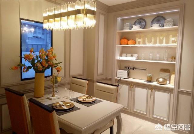 开门直接是餐厅和客厅,入户门在餐厅和客厅中间怎么设计？