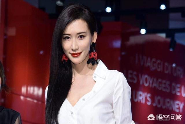 林志玲夫妇婚礼拥吻:林志玲婚礼上，圈内好友只有袁弘夫妇到场，她的人缘那么差吗？