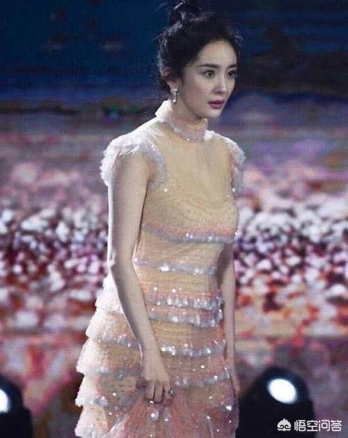 杨幂机场穿搭:哪个明星的穿搭很少女感又比较出色